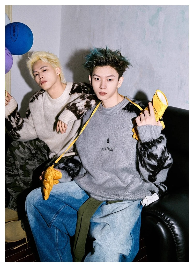 2025 Autumn Winter New American Style Men's Crew Neck Long Sleeve Loose Casual Light Gray Off-White Knitted Sweater