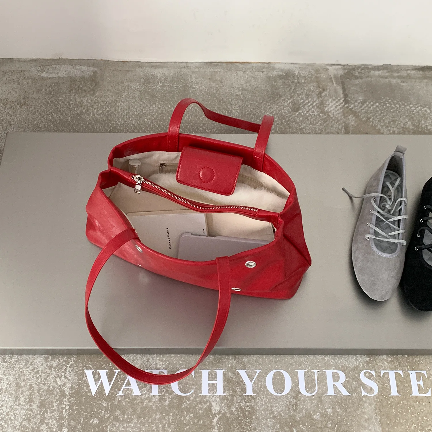 Rivet Shoulder Bag for Women H - Luxury Bags Office recension och pris