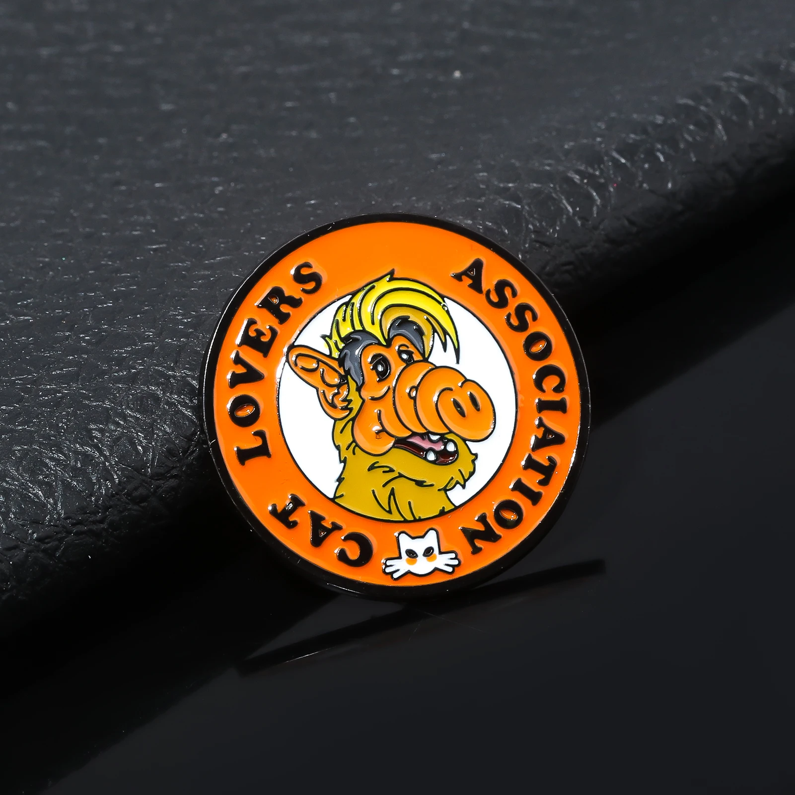ALF-broche esmaltado de la Asociación de amantes de los gatos, insignia de Metal de dibujos animados, broches para ropa, mochila, accesorios para sombrero de solapa