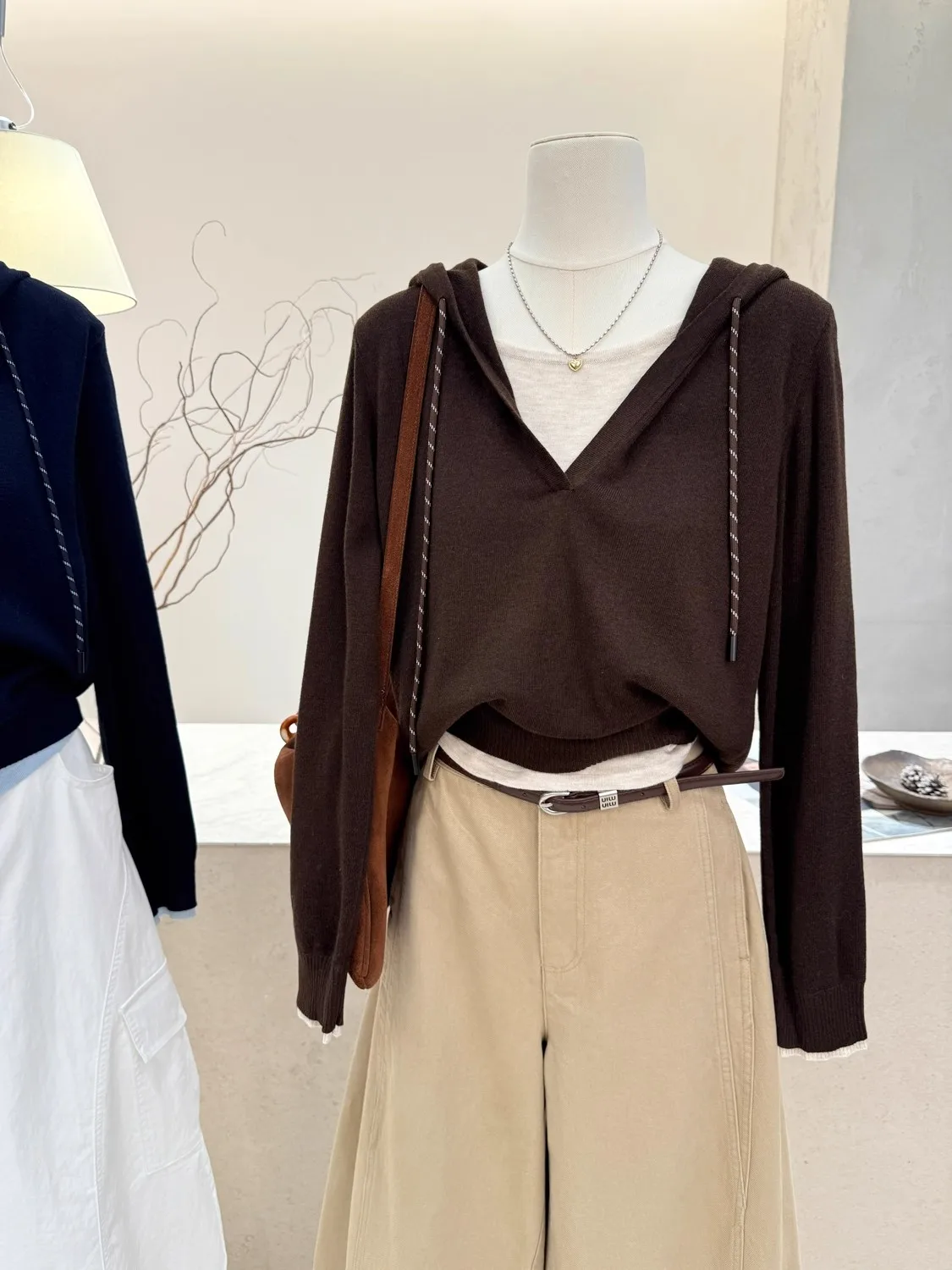 

Женские толстовки с капюшоном контрастного цвета в стиле пэчворк, искусственные толстовки из двух предметов, весенне-осенний свободный повседневный шикарный универсальный топ с v-образным вырезом и длинными рукавами