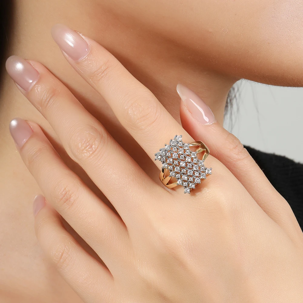 Wasserfallartige, fächerförmige Reihen, verziert mit Diamantohrringen und -ringen, als Accessoires für Bankette und Hochzeiten, ein Geschenk für die Freundin oder die Mutter. – Detail 4