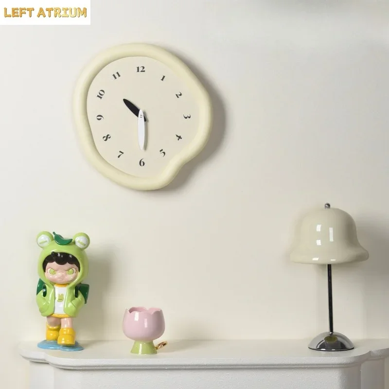 Non Perforated Cream Style High-end Creative Simple Wall Clock with Black Scale Decoration and Ultra Quiet Home Decoration Clock
