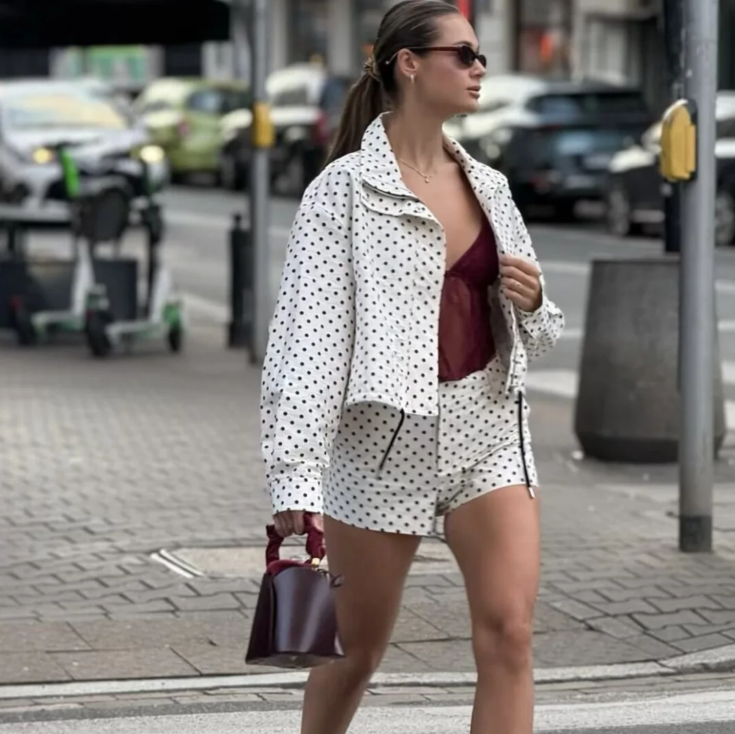 

Новинка 2026, женский повседневный комплект одежды в горошек, брюки три четверти из полиэстера, модные уличные стильные брюки с длинными рукавами и обычными рукавами