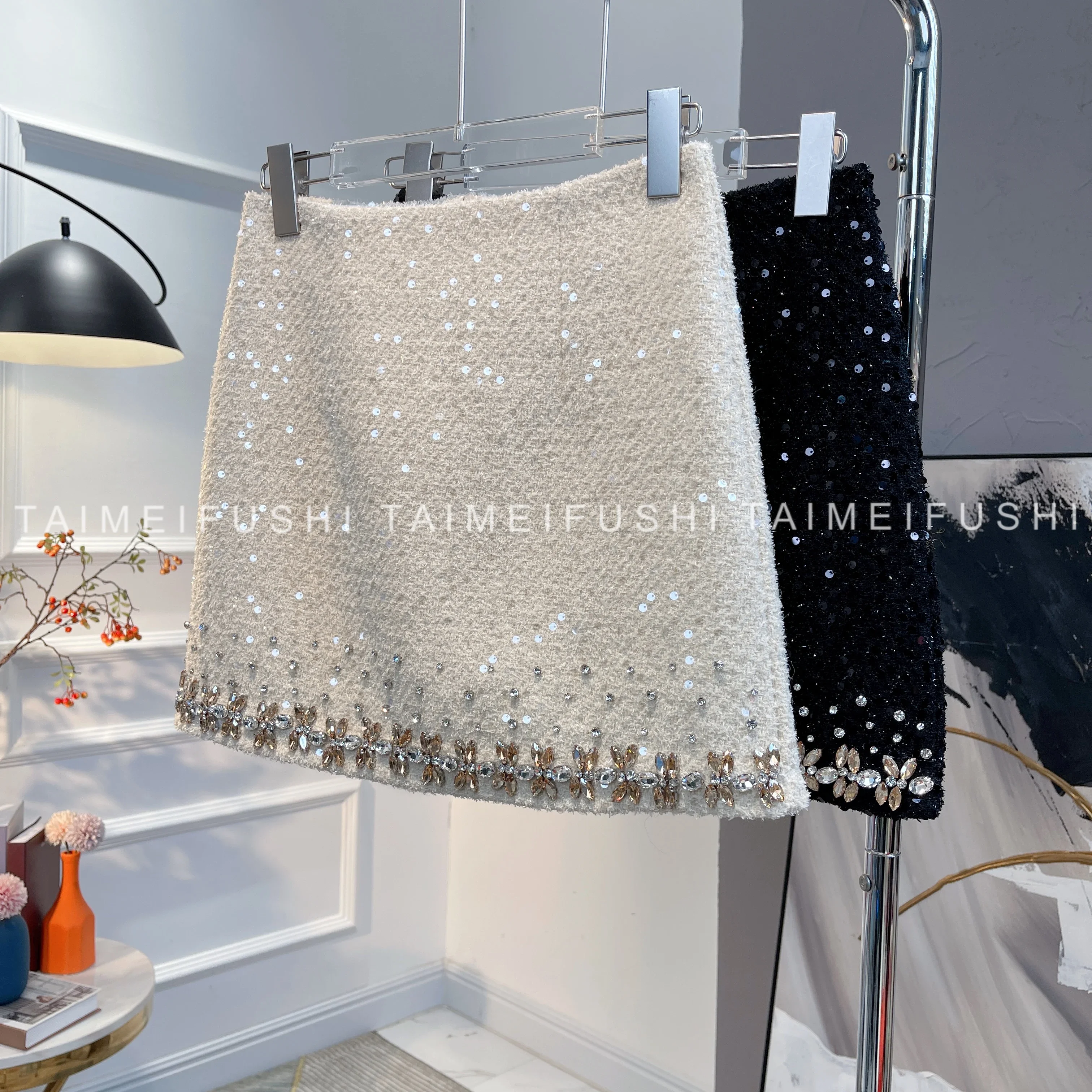 Sequined Tweed Temperament Short Skirt Women High-end Luxury Rhinestone Skirt Autumn 2024 New A-shaped Black Hip Skirt