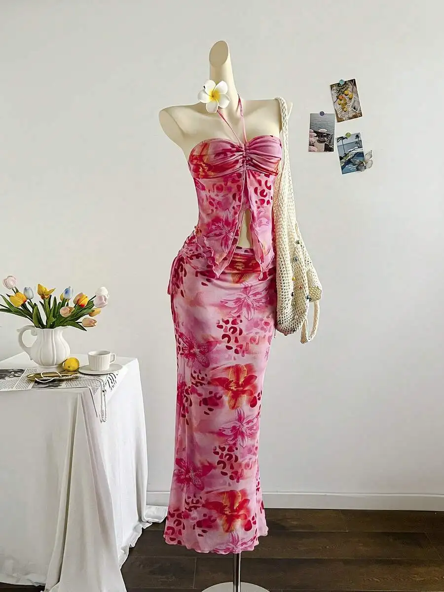 Set due pezzi con stampa floreale rossa, scollo all'americana e vita scavata, gonna a sirena per matrimoni in spiaggia o festival