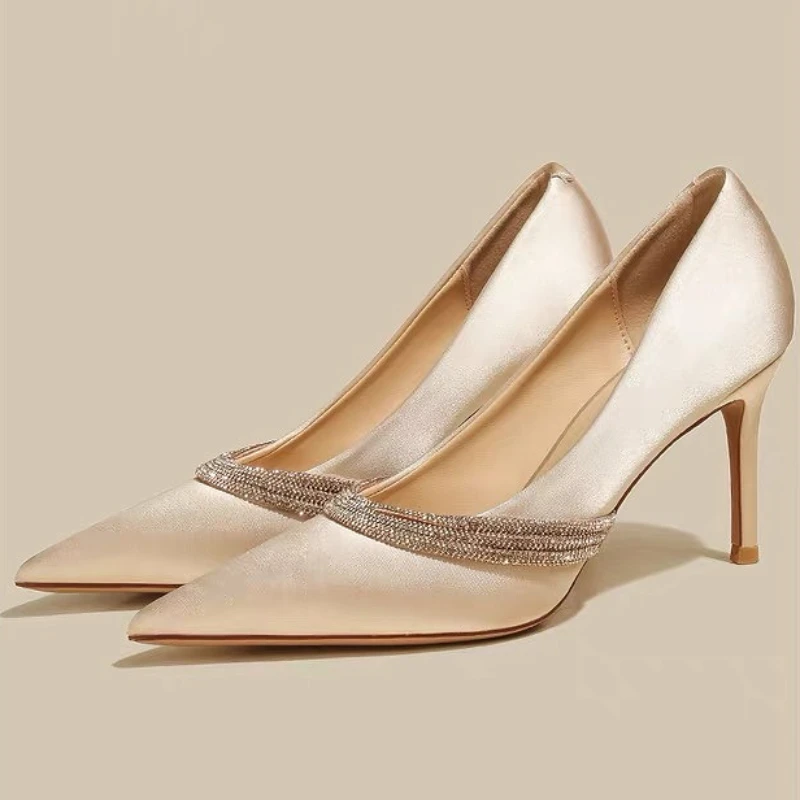 

Атласные роскошные женские туфли на высоком каблуке с острым носком и стразами, элегантные туфли для банкета и вечеринки, лаконичные модельерские свадебные туфли, женские туфли