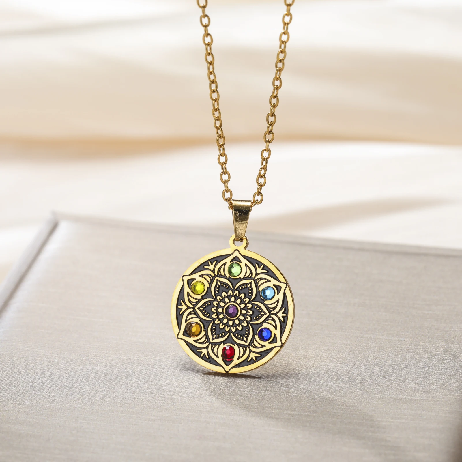 Retro Sieben-Rad-Lotus-Halskette aus Edelstahl, Sieben-Rad-Lotus-Mandala-Halskette, Böhmischer Schmuck als Geschenk