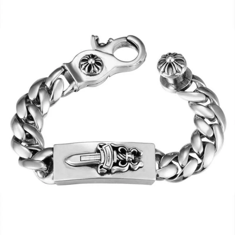 Bracelet à maillons cubains en argent avec accent d'épée et de fleur de lis : bijoux de déclaration ornés audacieux