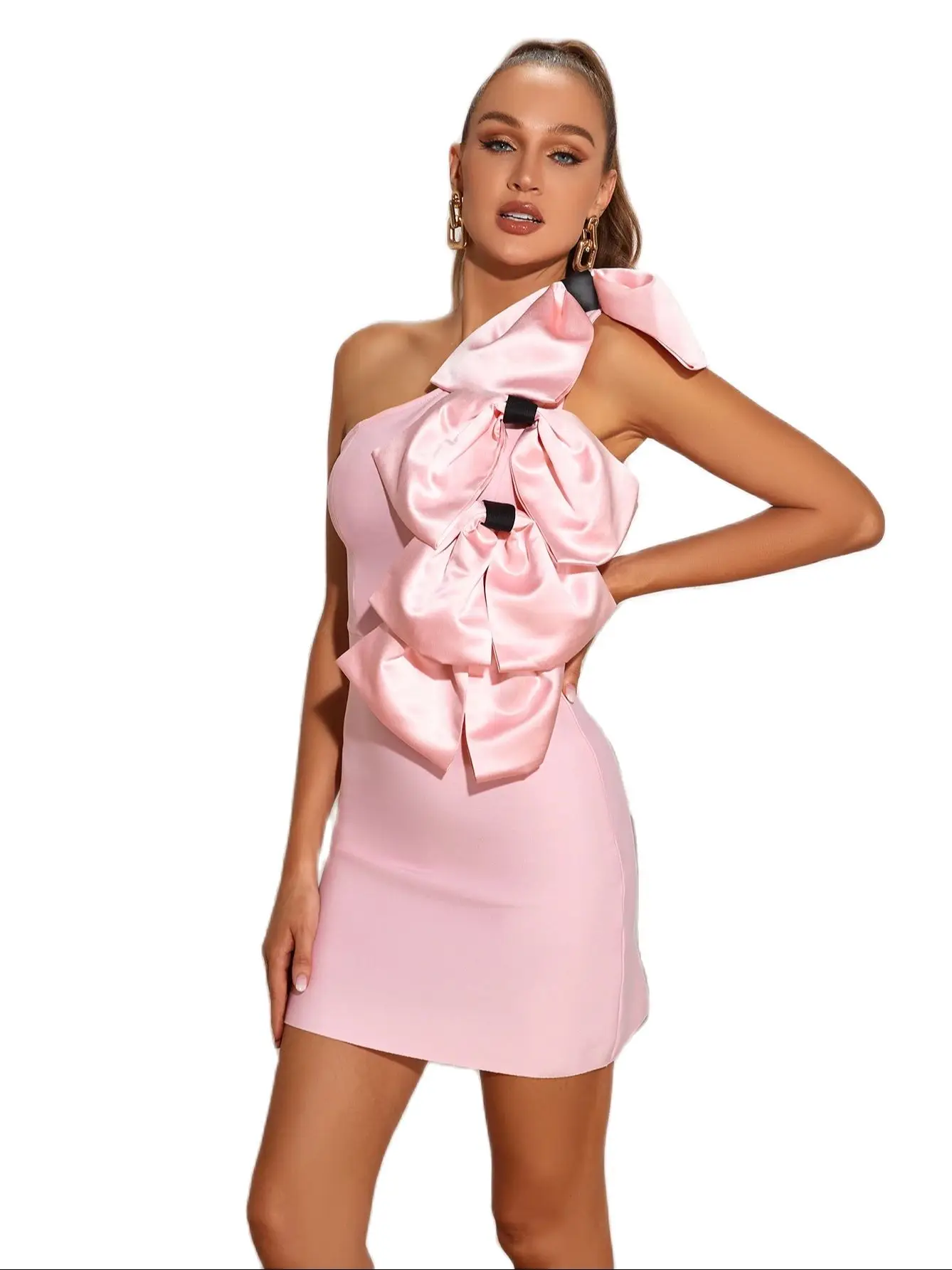 Mini vestido bodycon com babados exagerados e um ombro