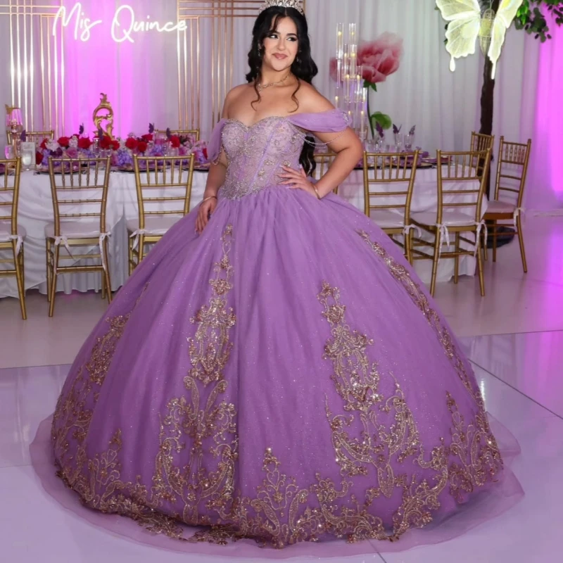 

Светло-сиреневые блестящие платья Quinceanera с открытыми плечами, золотая аппликация, кружево, бисер, хрустальный бант, тюлевое платье для вечеринки, дня рождения, сладкое 16-летнее платье