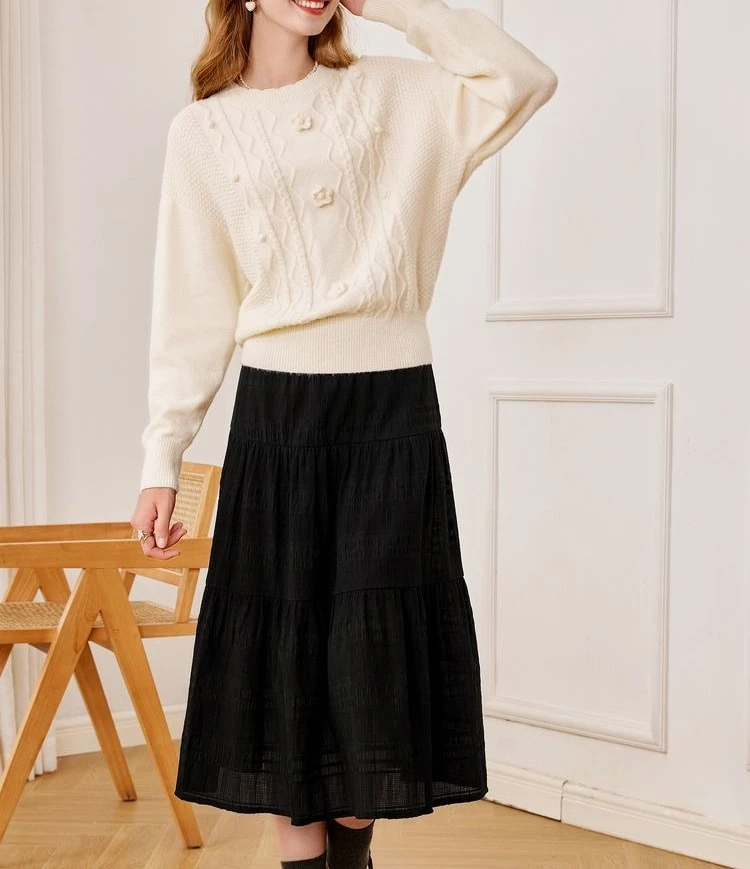 Abbigliamento donna moda 2025 Autunno Inverno Nuovo stile Temperamento che riduce il fiore allentato ricamato girocollo maglione lavorato a maglia Top