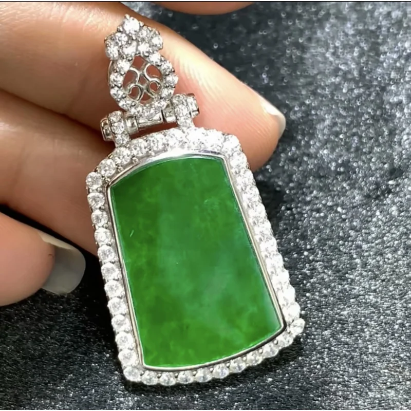 

Natural Burmese A-grade jadeite Wu Shi Pai pendant, fully encrusted with diamonds, luxurious setting, good quality