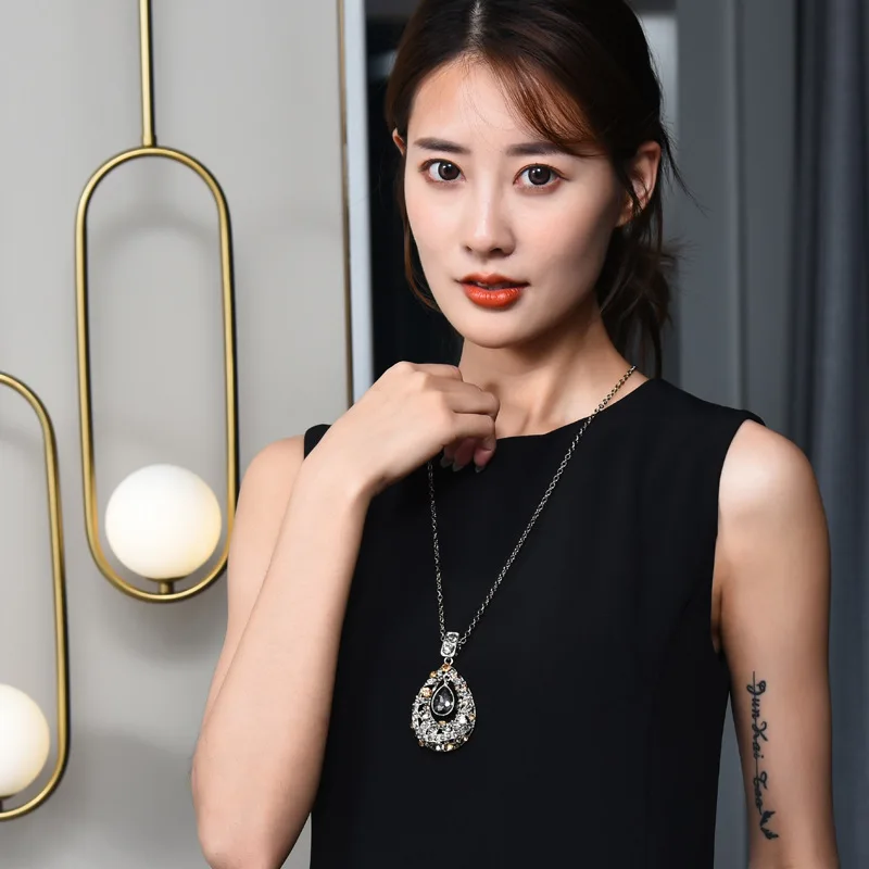 The new "Love Drops in the City" elegant pendant, a versatile item, sweater chain, long ladies' necklace