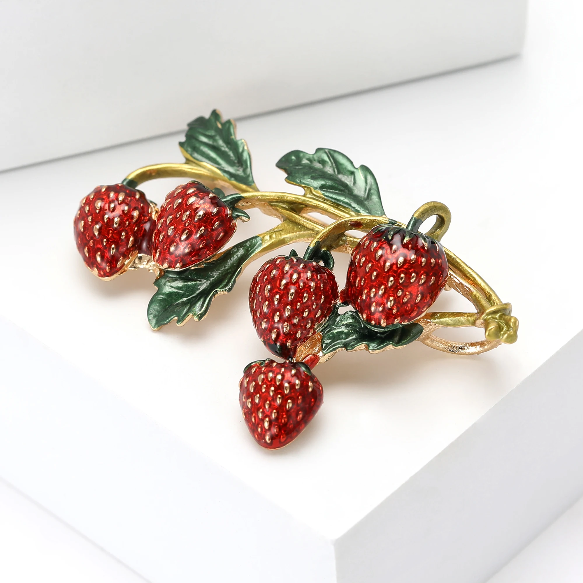 Creative Enamel Five Strawberry Brooches For Women Unisex Fruit Pins Casual Party Accessories Gifts