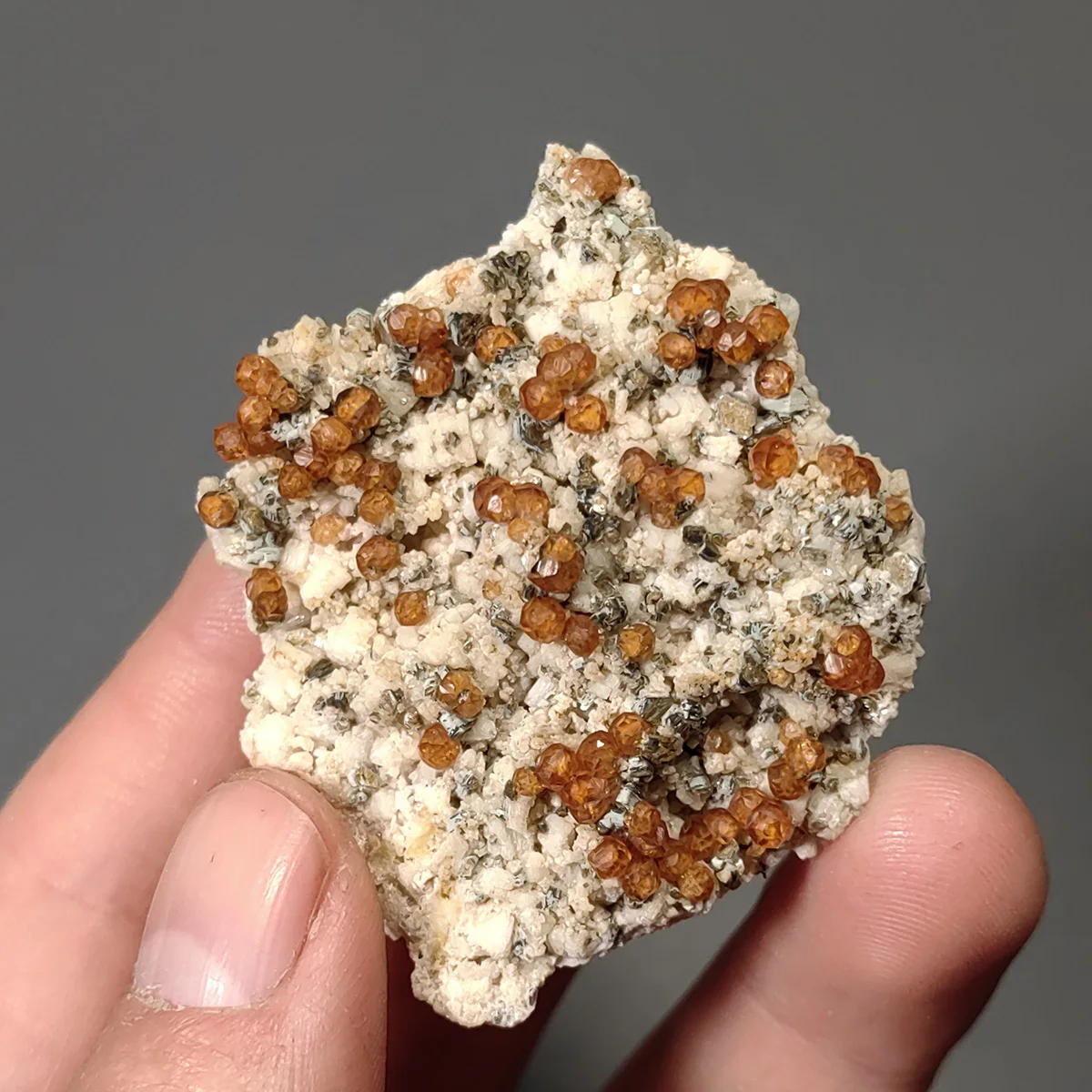 

C0-1B 100% Natural Smoke Quartz Feldspar Spessartine Garnet Mineral Crystal Specimen Trinkets Home Decoration Yunxiao