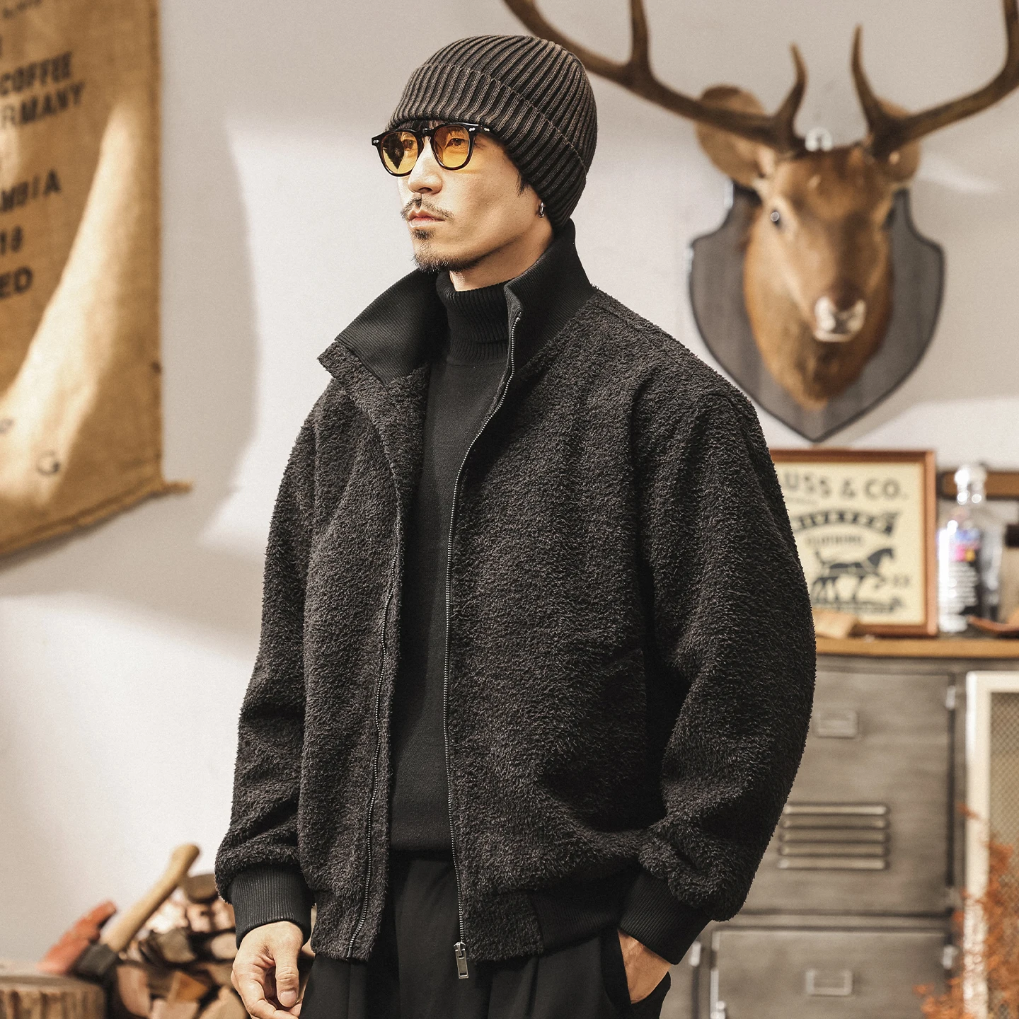 The new autumn and winter collection features a retro denim velvet jacket and a trendy semi-high-neck loose casual coat
