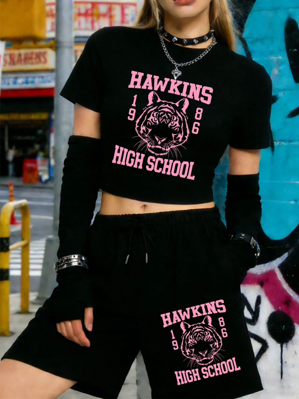

Летний комплект из двух предметов: укороченный топ и шорты в стиле Хокинс Хай Скул 1986, мягкие облегающие эластичные футболки и брюки-капри