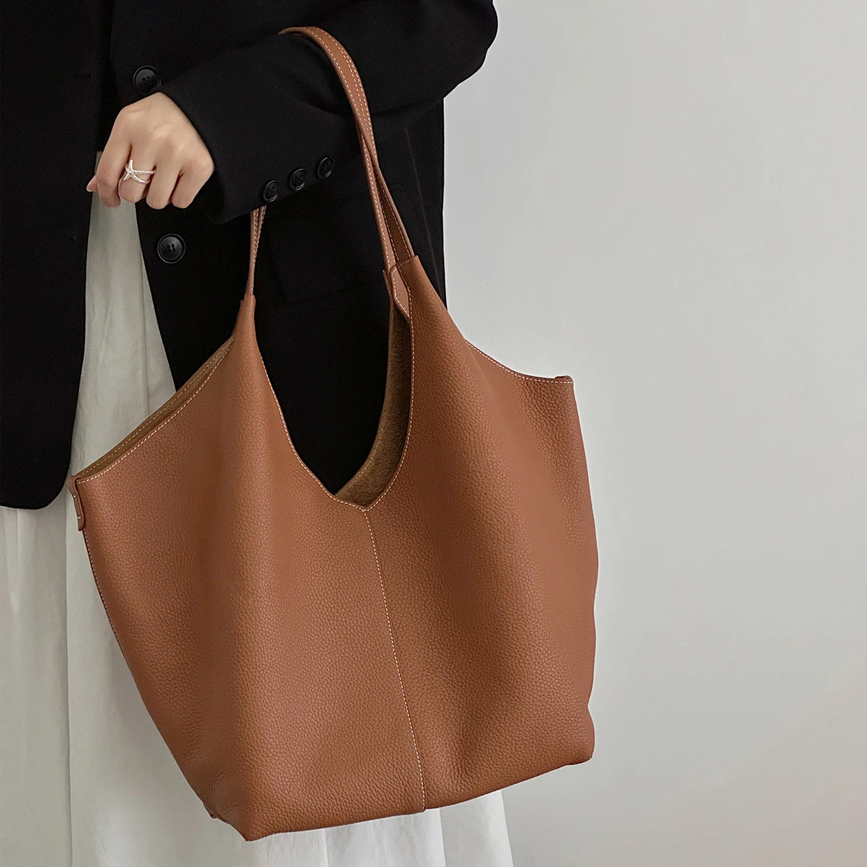 Sac fourre-tout en cuir de vache avec couche supérieure, nouveau design de niche, sac à main simple de grande capacité pour les déplacements, sac à bandoulière sous les bras pour dames, 2025