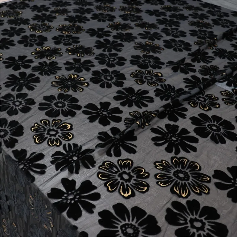 ชุดนอนผ้ากำมะหยี่ทอลายลายนูนแบบเผาและรีด