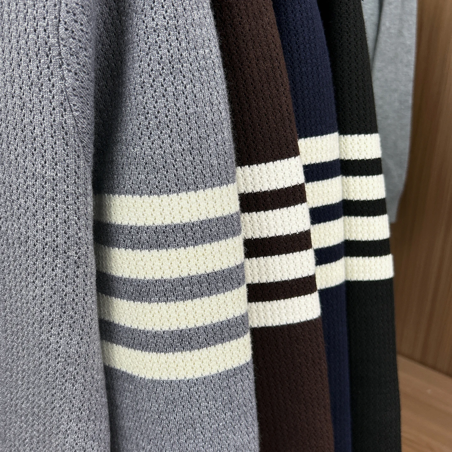 Hochwertiger Pullover mit halbem Reißverschlusskragen für Herren Herbstneuheit klassisches gestreiftes Design exquisite Welpen-Stickerei gestrickter Pullover. – Detail 21