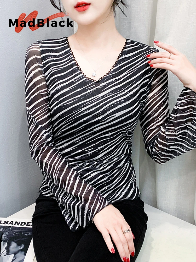 

MadBlack-женская европейская футболка, сексуальная полосатая футболка с v-образным вырезом, уличная футболка с расклешенными рукавами, тонкая сетчатая футболка S-3XL, осенняя новинка 2023 года T58604CC