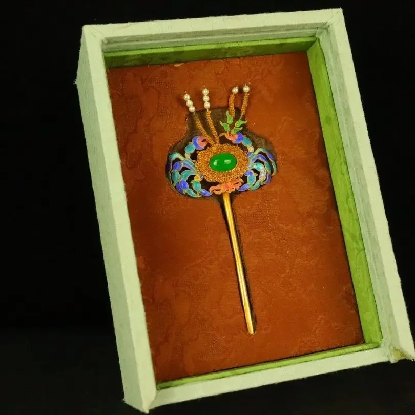 Collect a box of silver filigree inlaid with gemstones and hairpins in a brocade box of the Qing Dynasty.