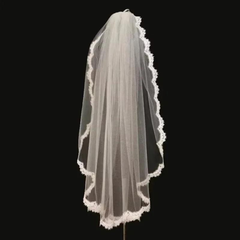 Elegant Short Wedding Veil with Lace Trim - Perfect for Brides Seeking a Classic and Romantic Look