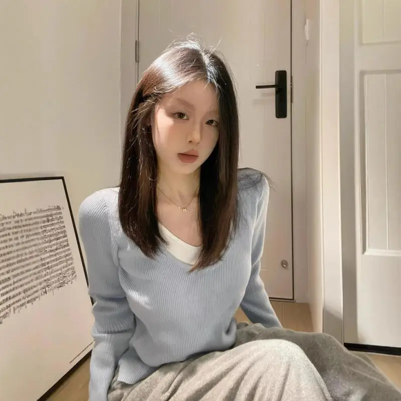 

Осенний свитер для девочек, минималистичный синий с v-образным вырезом, ложный двухсекционный свободный трикотаж, топы, зимние красивые новые верхние одежды, оптовая продажа