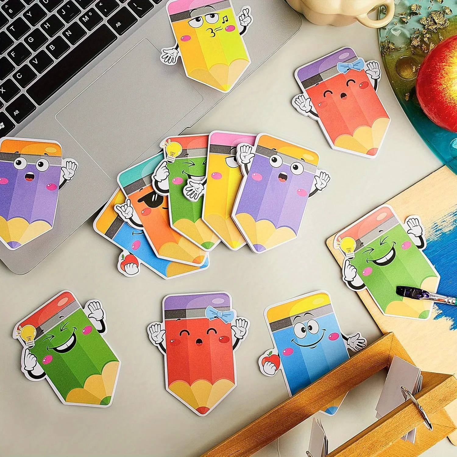 연필 모양의 스티커 메모 12개: 생생한 만화 얼굴이 있는 360페이지! 학교, 사무실, 집 및 책상용. 훌륭한 선물 및 문구류