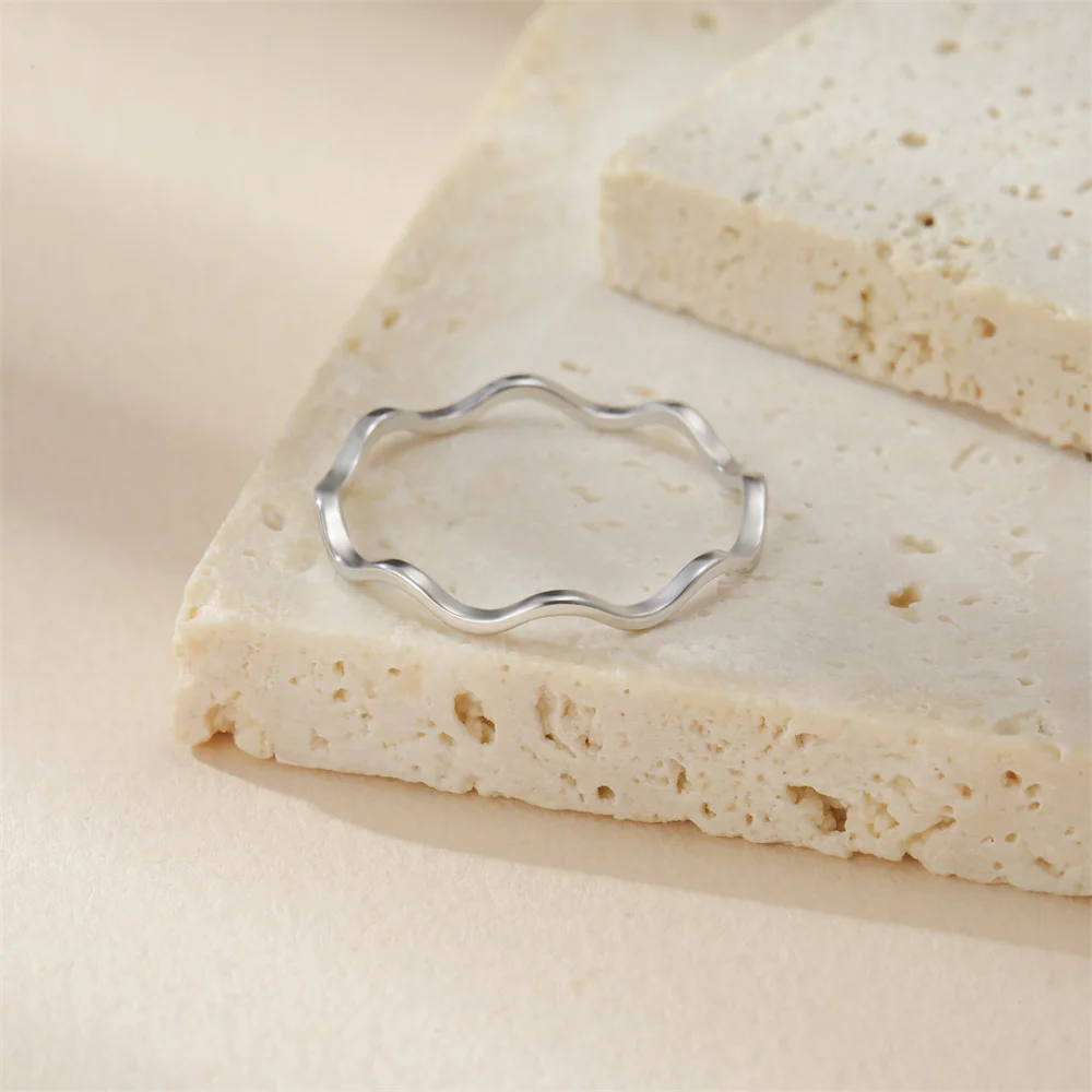 Minimalistische stapelbare Wellenringe für Frauen, geometrischer Fingerring, Edelstahl, goldener Schmuck, dünne Ringe, Set für den täglichen Gebrauch auf Partys – Detail 15