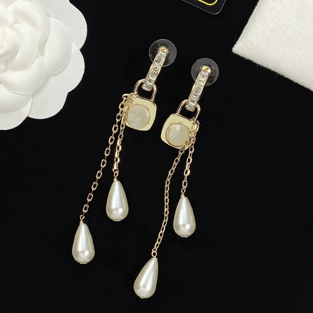 

Exquisite earrings with rectangular pearl fringe