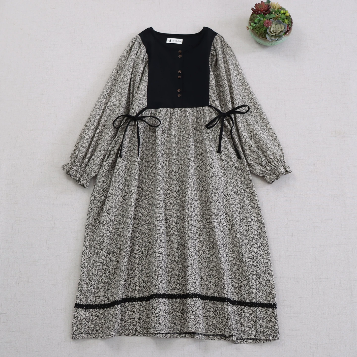 เดรสยาวสไตล์โมริเกิร์ลญี่ปุ่น ดีไซน์หวานละมุน ลายดอกไม้ วินเทจ คอทรงกลม แขนทรงกระบอก ผ้าลูกไม้ผูกเอว ทรงเอไลน์ สำหรับผู้หญิง