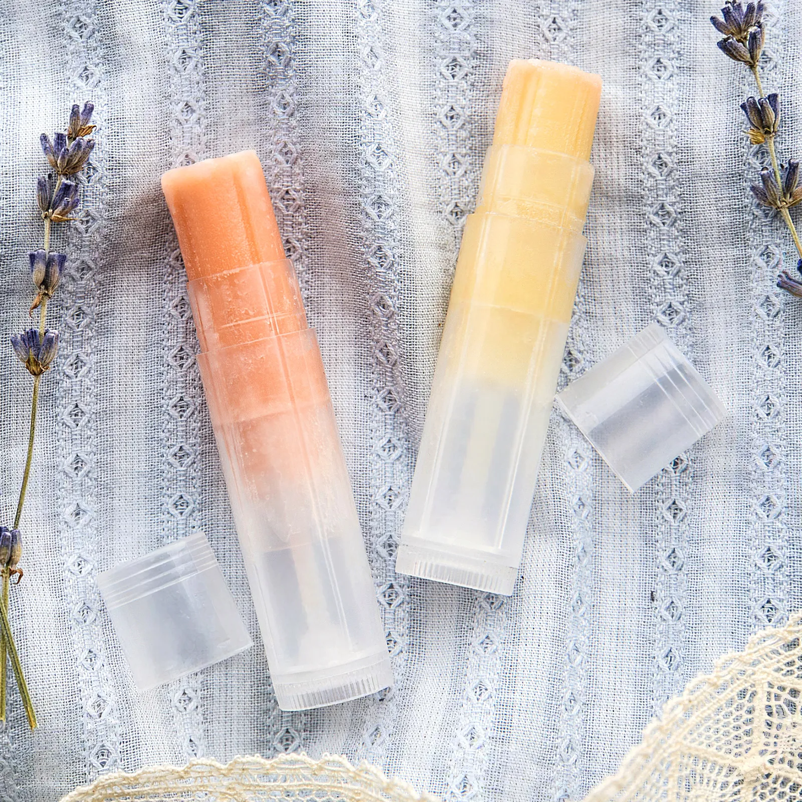 50Pcs 립밤 튜브 DIY 립스틱 글로스 밤 보관용 캡이 있는 투명한 빈 용기 푸시 업 메커니즘 부드러운 적용