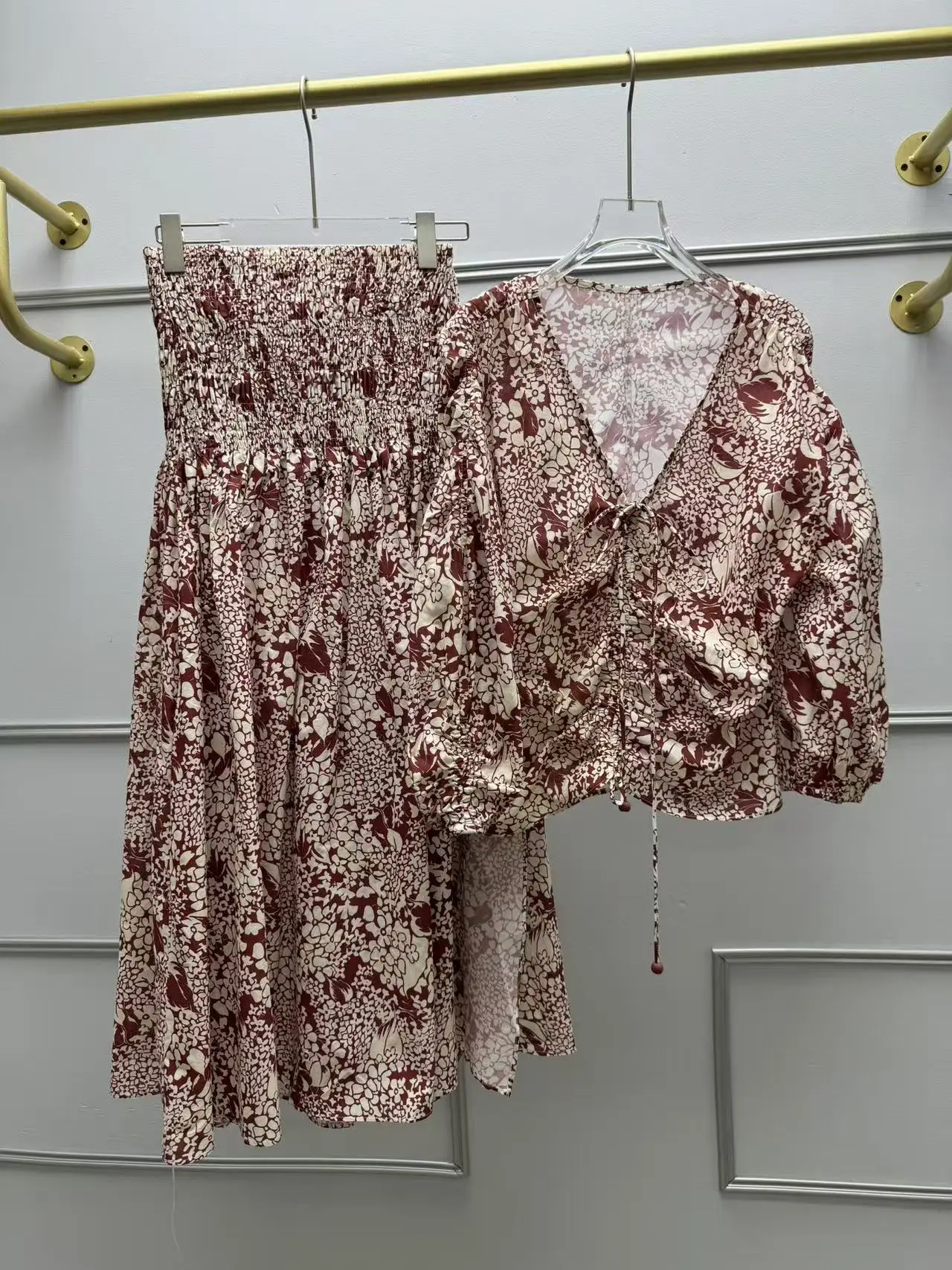 

Комплект из плиссированной блузки с цветочным принтом и юбки миди из смесового хлопка, с коротким рукавом и V-образным вырезом, для молодых женщин