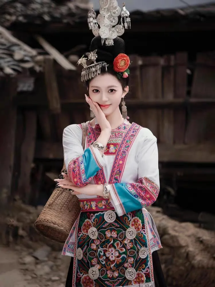 

Женский белый костюм для экзотических выступлений, этническая фотография