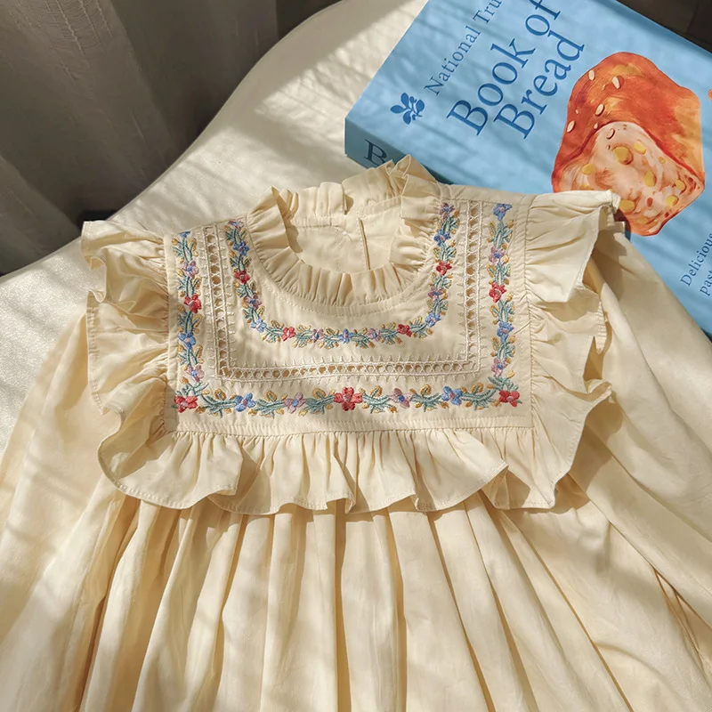 فستان بناتي على الطراز الفرنسي باللون البيج مطرز بالزهور وأكمام طويلة فساتين قطنية للأطفال من عمر 2 إلى 8 سنوات فساتين ربيع الخريف