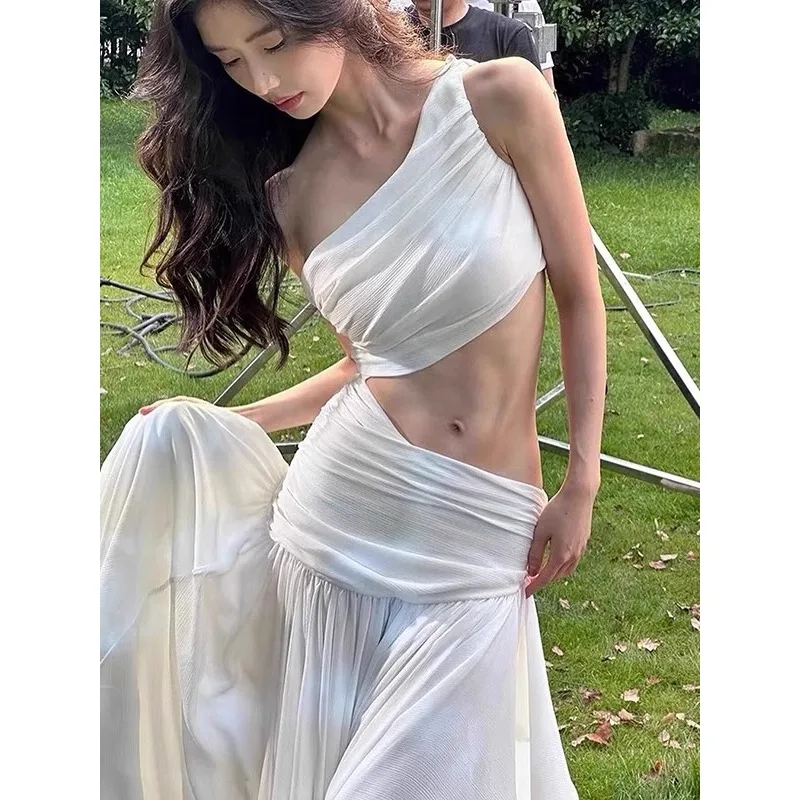 Aangepaste sexy uitgeholde schuine schouderjurk vrouwelijke buikdanskostuum geplooide taille cinching lange rok dameskleding