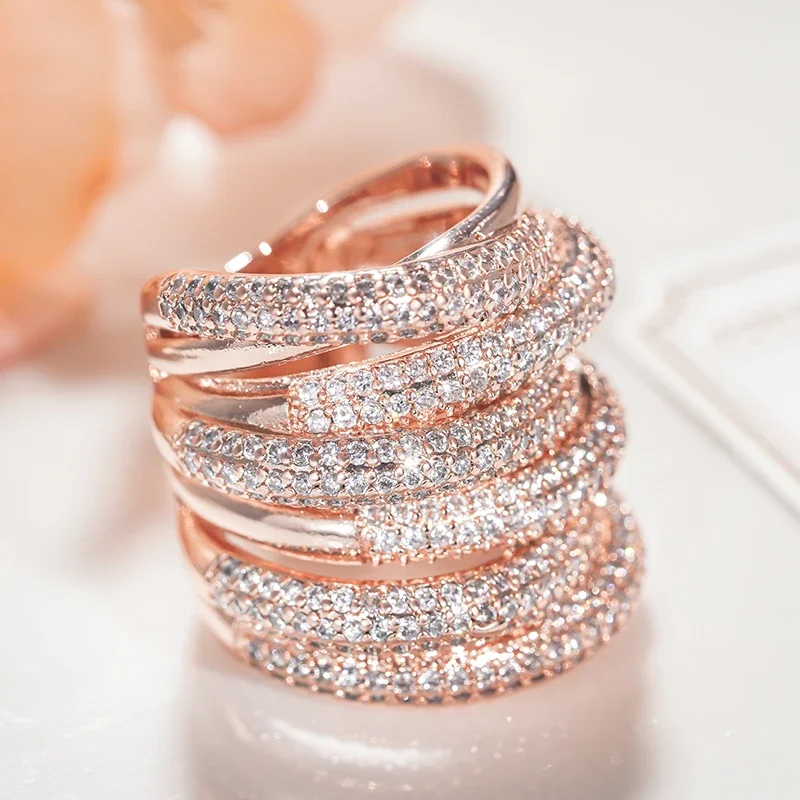 Huitan Mehrschichtiger Damenring in Roségoldfarbe mit glänzendem Zirkonia, Party-Statement-Accessoires für Hochzeit, schicker Schmuck – Detail 5