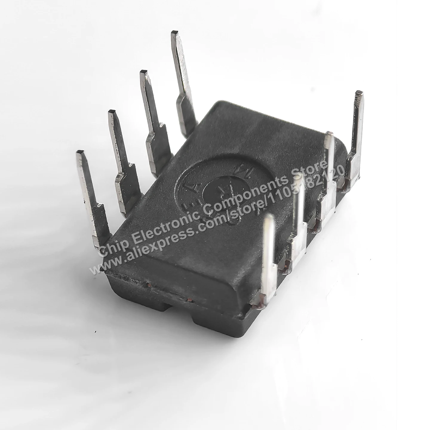 Original IC MC3334P high-energy ignition circuit silicon monolithic integrated circuit chip, DIP-8 package.