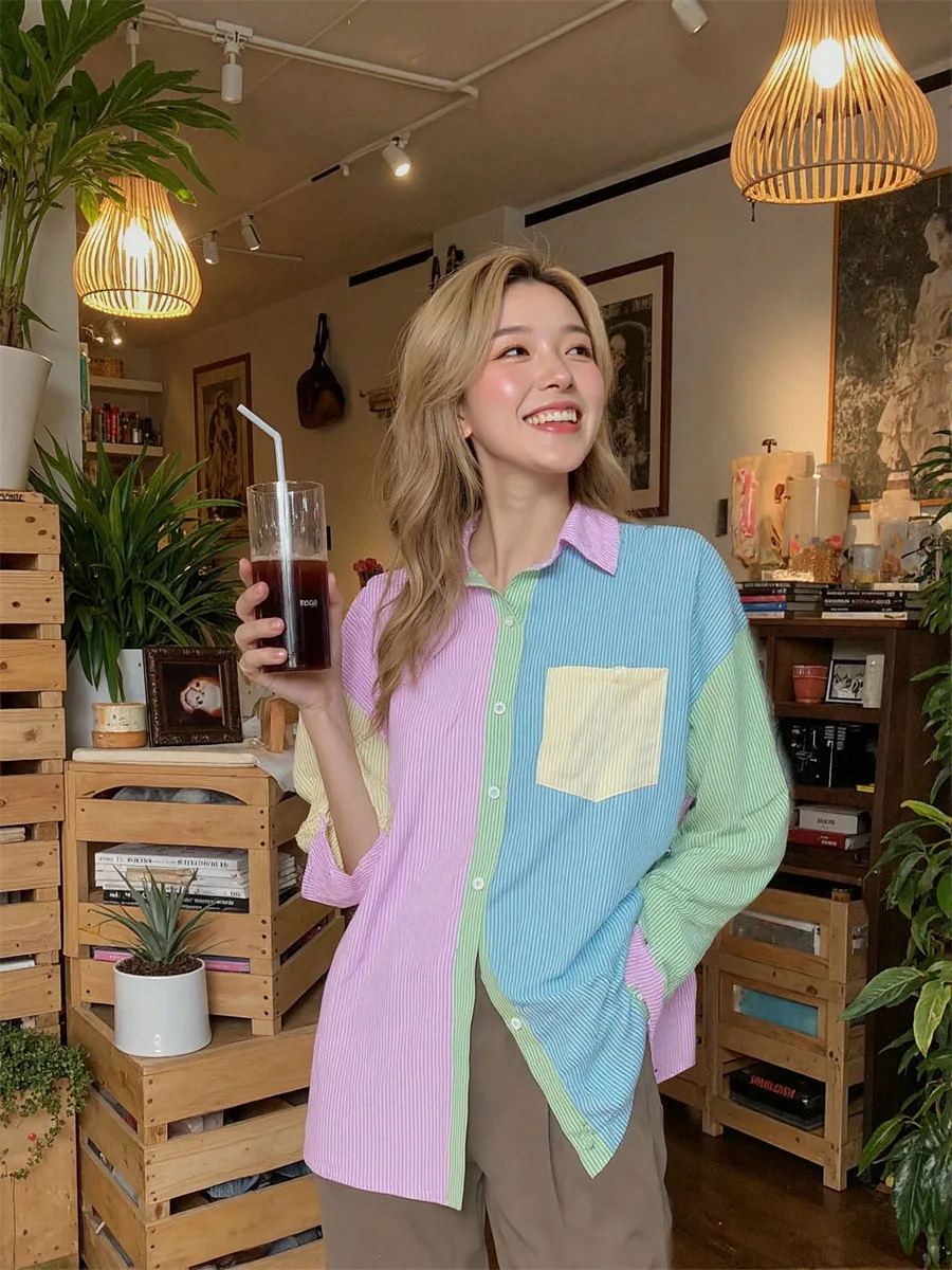 Camisa feminina casual cor doce com detalhes listrados e retalhos de mangas compridas tecido leve e um visual diário chique