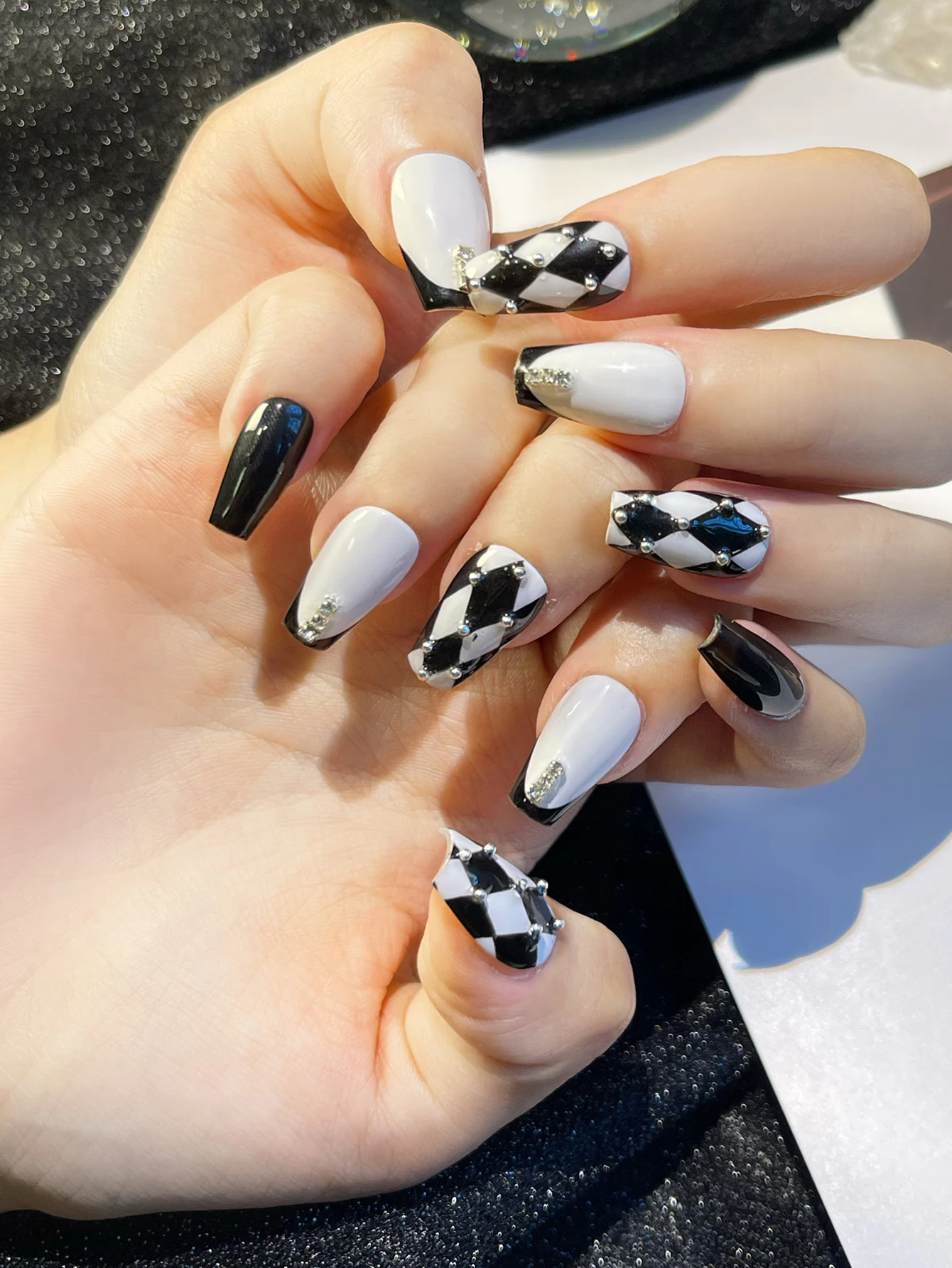 10pcs Press On Nails Black and white checkerboard pattern simple Office DailyWear False Nails Artificial Nails Kit