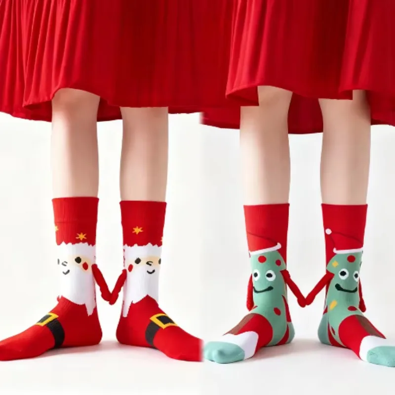 2 Pasang Kaos Kaki Natal Magnetik Kreatif untuk Pasangan, Desain Bergandengan Lucu, Stoking Katun Merah Setengah Betis, Gaya Unisex, Kaos Kaki Imut