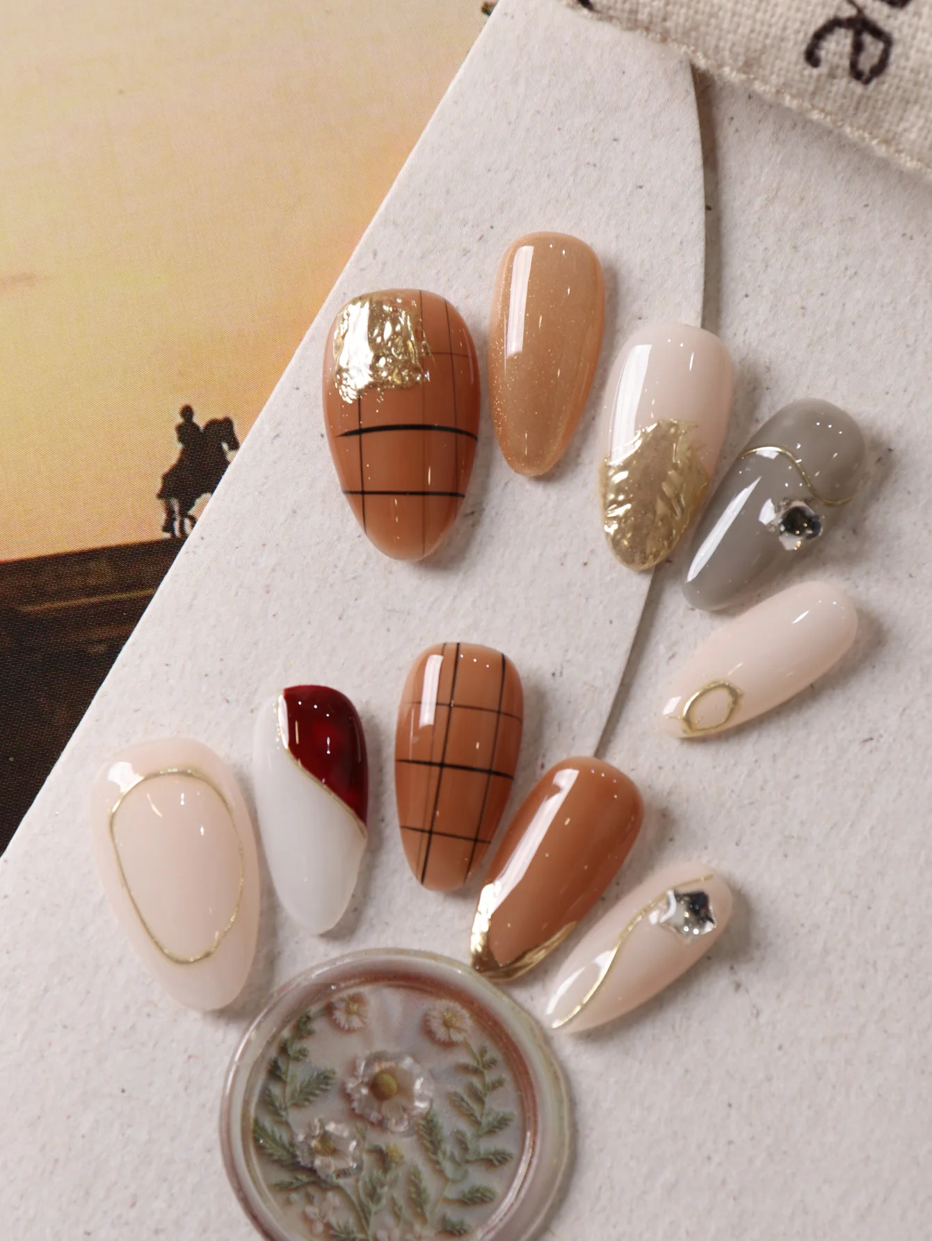 10 Stück Aufklebenägel Kurz Braun Weiß Halation Mandelform Büro Alltag Künstliche Nägel Set Nagelkunst DIY