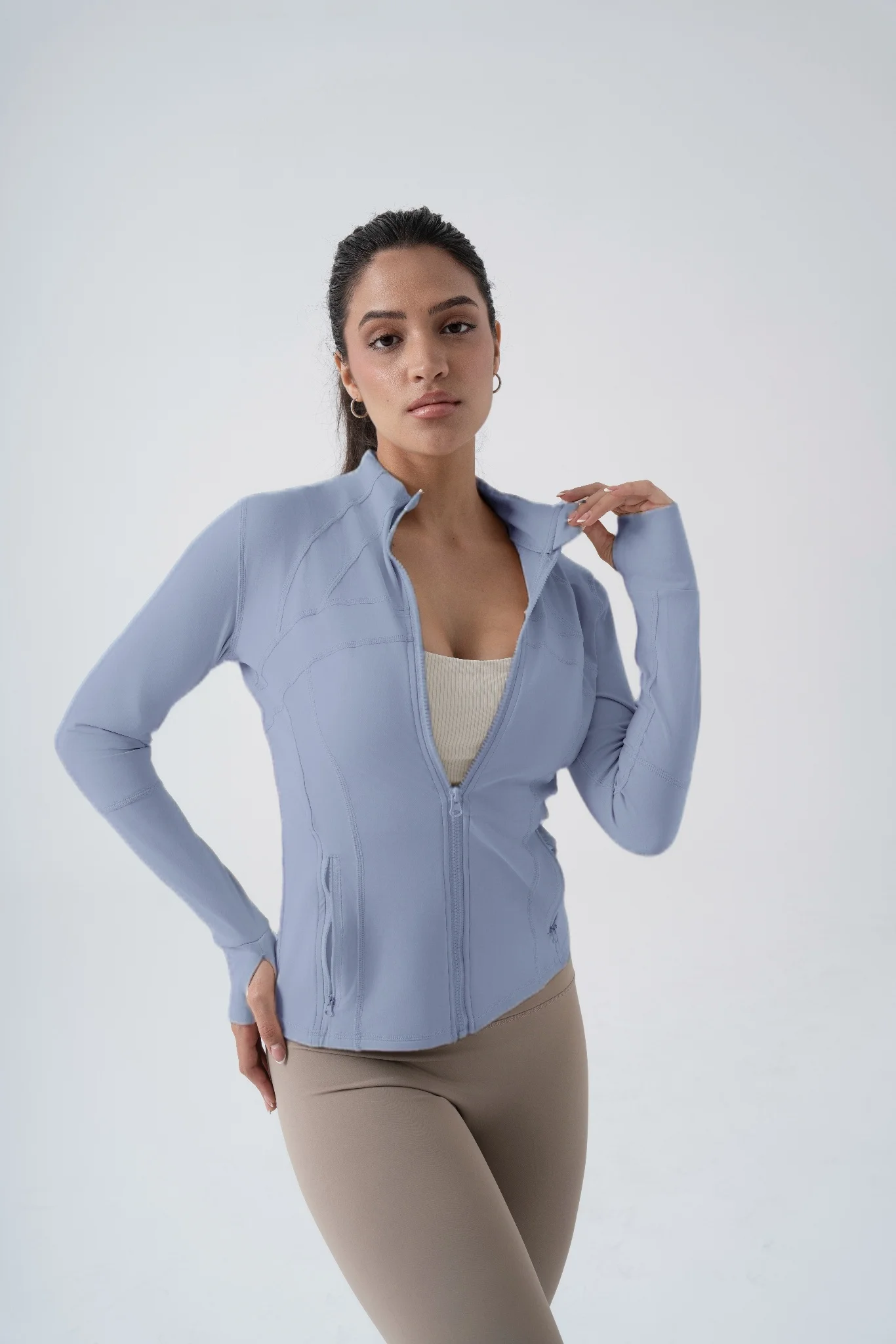 سترة Fitfemme النسائية الكاملة - سترة رياضية بسحاب مع جيوب بسحاب، رقبة عالية وأكمام طويلة، مقاس نحيف لليوجا وصالة الألعاب الرياضية والجري