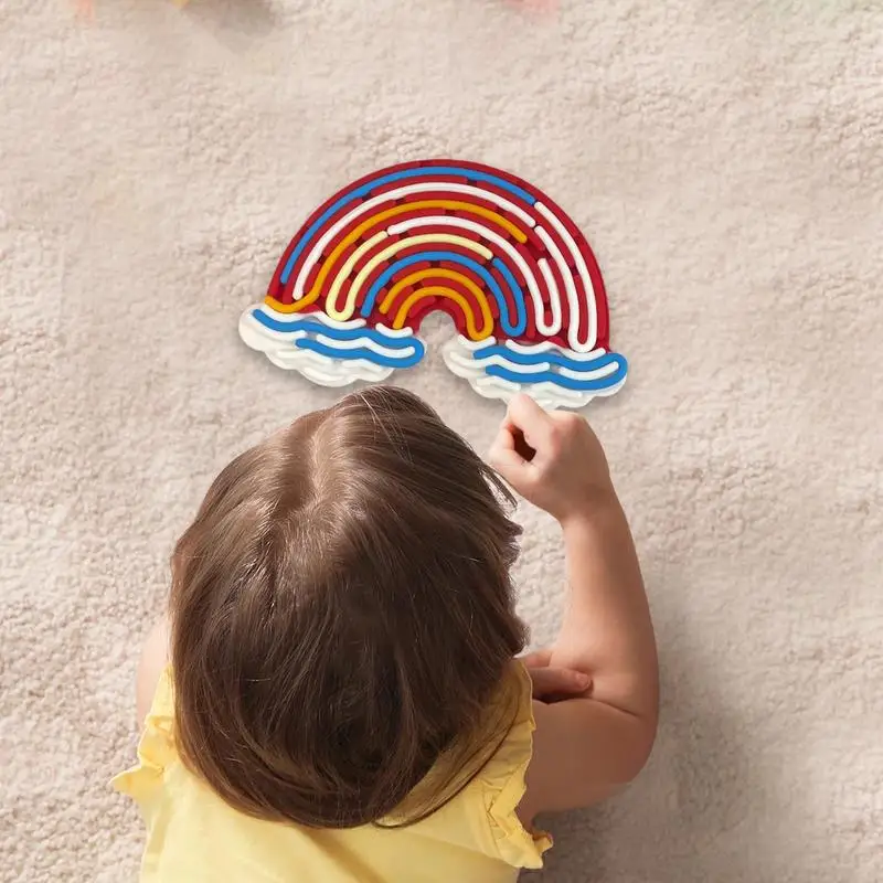 Scheda attività per bambini Scheda sensoriale Scheda attività Giocattoli interattivi Scheda puzzle Giocattoli sensoriali arcobaleno in silicone o bambini di età superiore a 3 anni