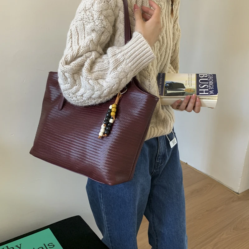 حقيبة يد نسائية أنيقة من الجلد، حقيبة يد كروس بتصميم عصري، حقيبة كتف فاخرة، مظهر كلاسيكي أنيق