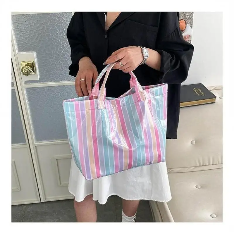 Diese wasserfeste PVC-Tragetasche verfügt über ein rosa-blau gestreiftes Design, ein großes Fassungsvermögen und eignet sich für Strand-Einkäufe. – Detail 30