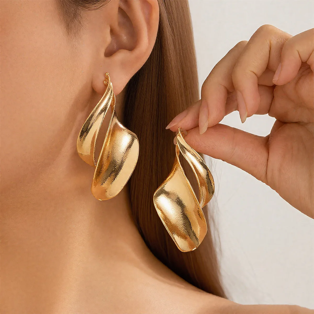 Twisted Golden Leaf Wave Drop Earrings Curved Textured Metallic Dangle Jewelry Modern Statement Earring Vacation Accessories