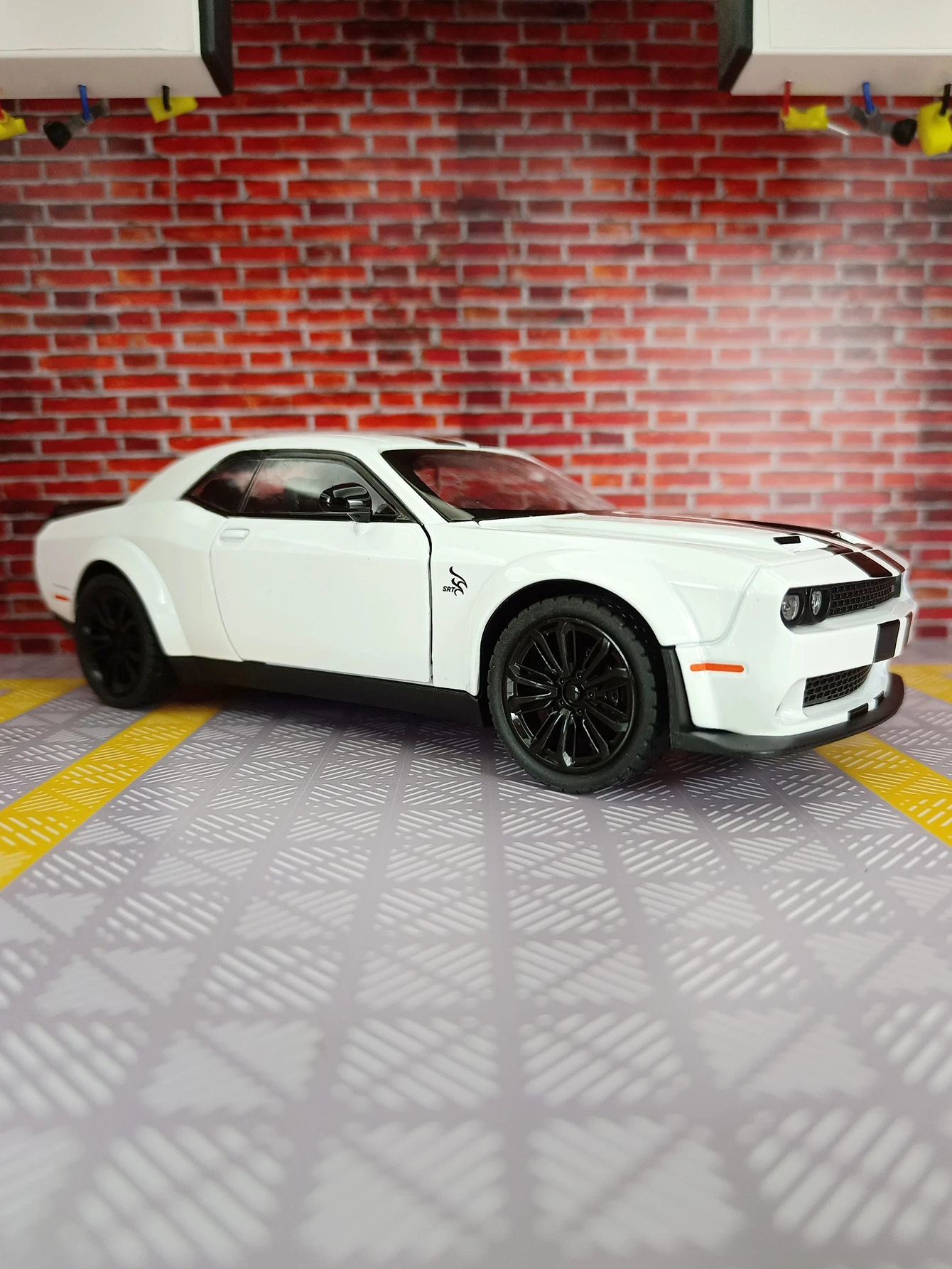 Modèle de voiture en alliage Dodge Hellcat SRT 1:22, les portes, le capot avant et le coffre peuvent être ouverts, riche en détails, finement conçu