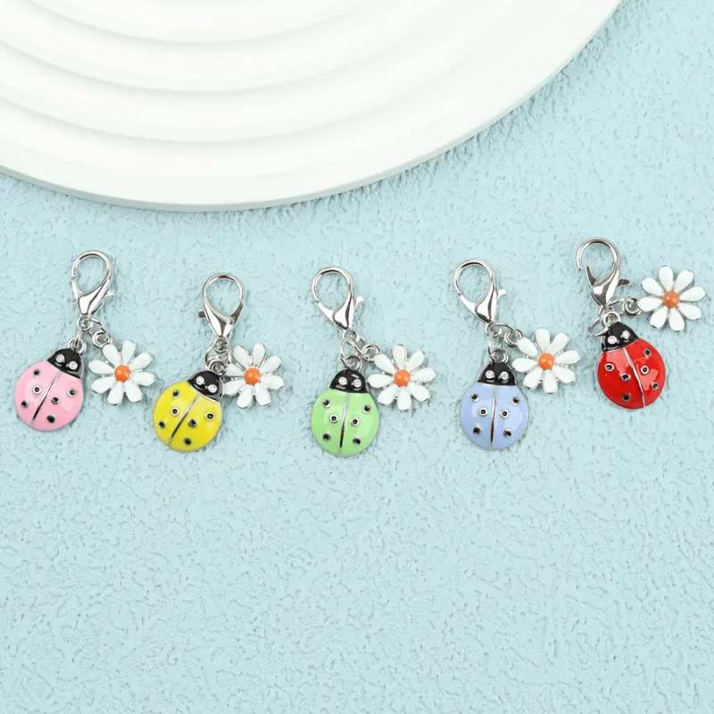5Only/10Cute ladybug and daisy keychain set - Zinc alloy hook，Equipped with a carabiner hook，Very suitable for men's accessories